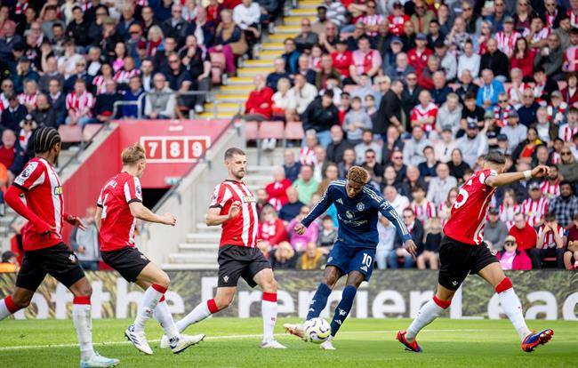 Ten Hag học Ronaldo khi so sánh Rashford với chai tương cà sau bàn thắng 'giải hạn' cho MU - Ảnh 1.